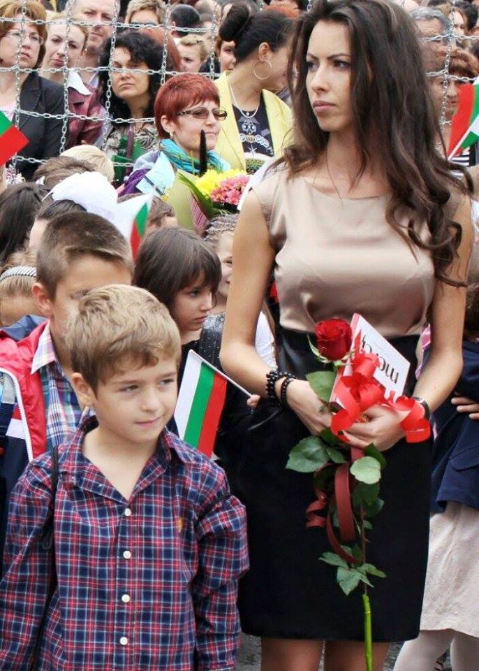 Снимката, която обиколи всички медии и с която симпатичната учителка стана известна като най-красивата учителка в България