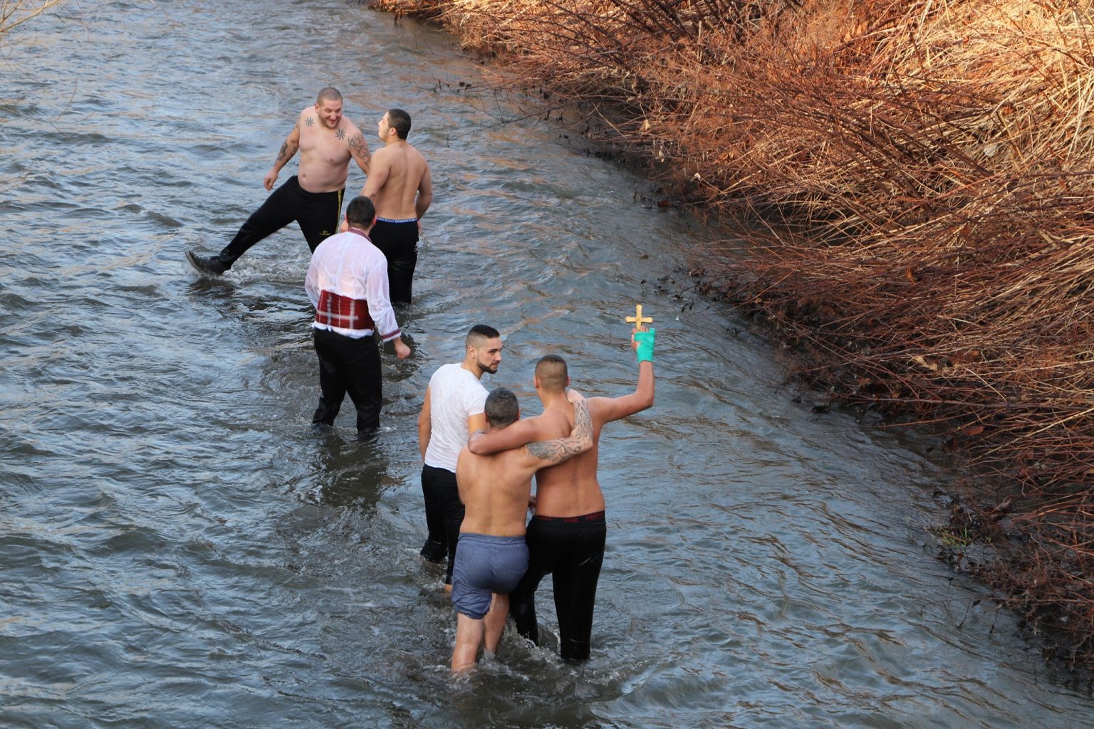 Йордановден в Пернишко Тъпан бие от студените води в гр Батановци